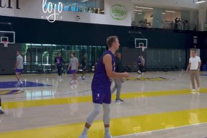 期待表现 肯纳德在湖人队训练中三分球命中率完美。